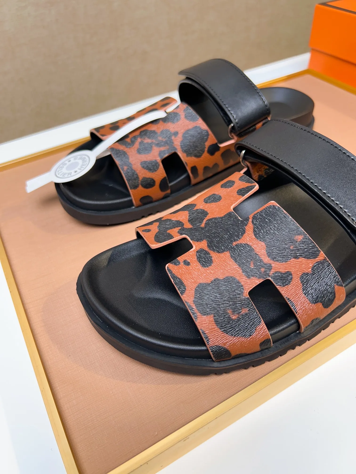 Men's clothing and shoes 💰340 💅💅💅 new arrival. Hermes Hermes official website latest counter synchronized new oran color leather H slippers, the original Paris version flew back to the original model and opened the mold to make it perfectly🍌The highest quality Sincerity, you can enter and leave the counter at will [Deyi] The upper is made of original customized  colored palm prints, crocodile print, ostrich print, colored cow leather, colored cow suede, 🤔 horse hair, 🥳 colored diamonds, 🥰 3D printing, and other genuine leather slippers, imported cow pattern foot pad lining, Italian  latest original genuine leather combination outsole Code number: 38-48 (customized at 46.47.48) Can be made into picture combination sole with genuine leather pattern and ordinary molded outsole